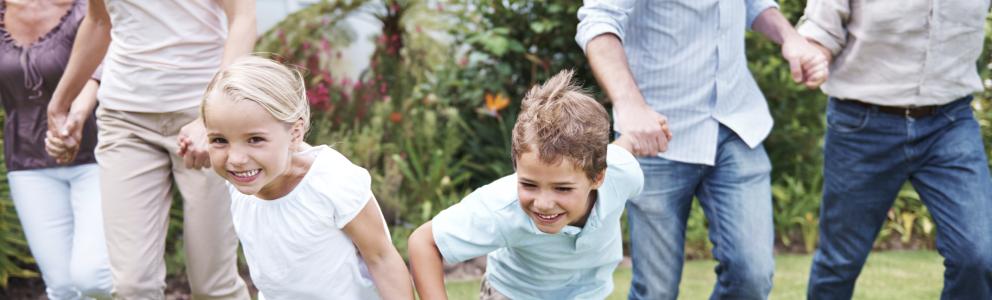 twee kinderen hand in hand