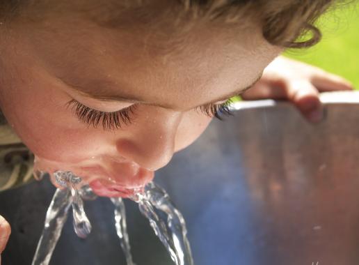 Jongetje drinkt water