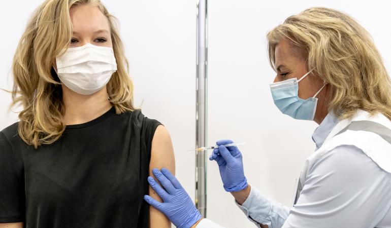Meisje krijgt COVID-19 vaccinatie