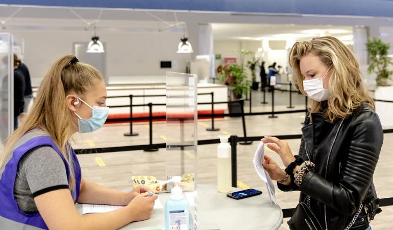 Meisje meldt zich bij GGD vaccinatielocatie Leiden
