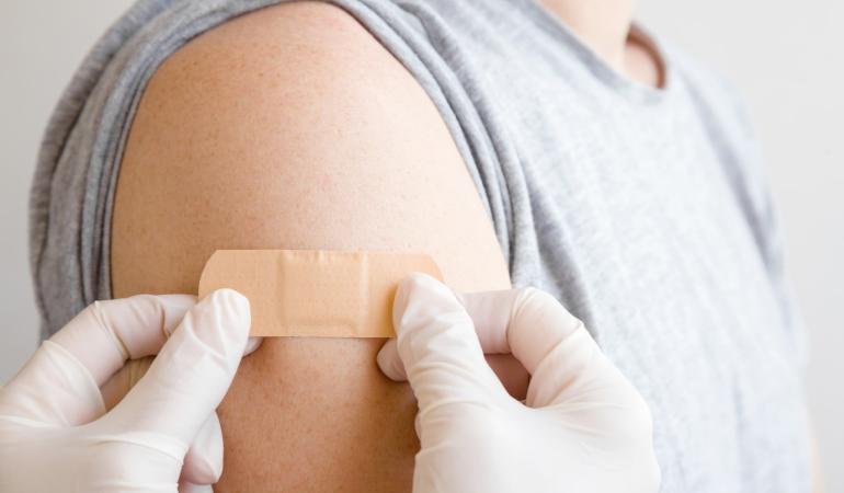 Pleister op arm na vaccinatie