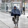 Man fietst door de regen