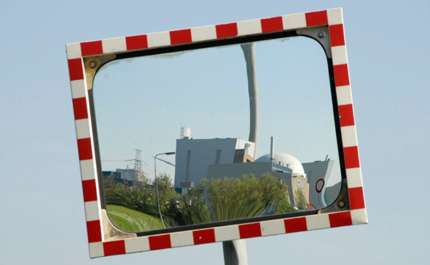 Foto van spiegel met daarin een ernergiecentrale