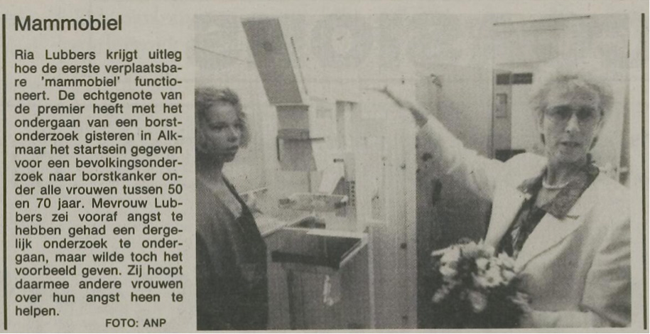 Een krantenknipsel van 18 mei 1990 uit de Leidse Courant toont Ria Lubbers, die het startsein heeft gegeven voor het bevolkingsonderzoek naar borstkanker. 