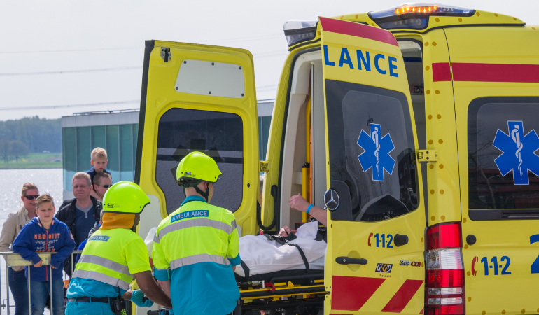 Ambulanceverpleegkundigen verplaatsen man in ambulance