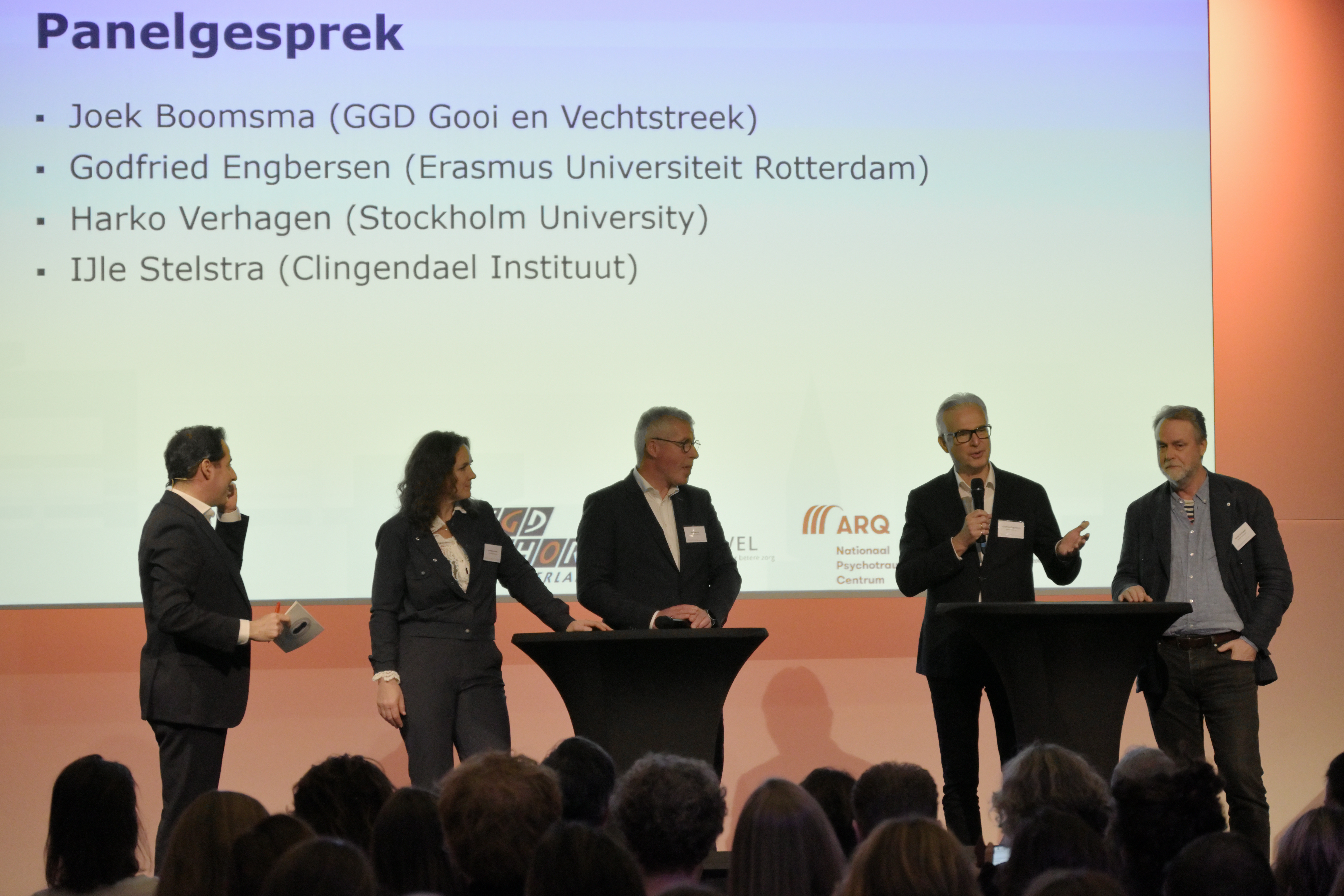 Panelgesprek met deelnemers aan het symposium GOR-COVID