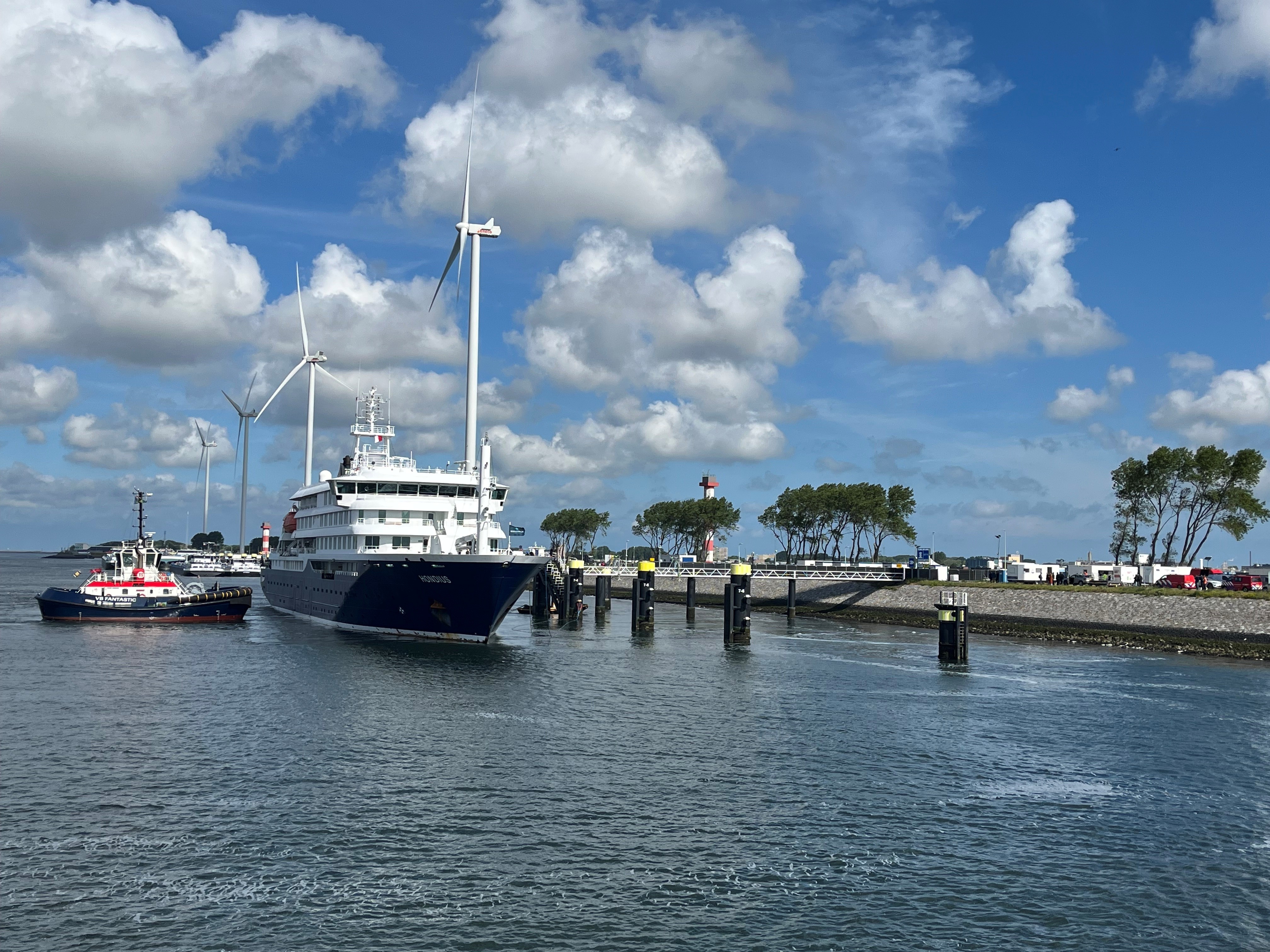 Aankomst en reiniging cruiseschip m/v Hondius