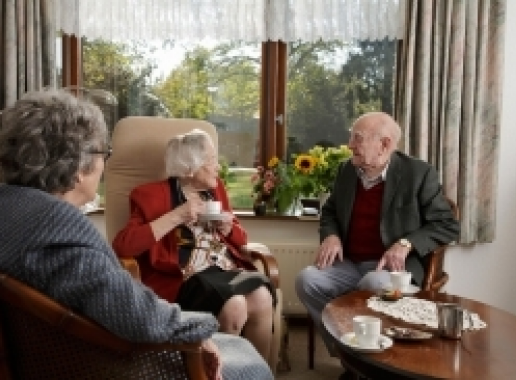 Ouderen drinken gezamenlijk koffie