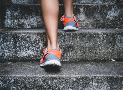 schoenen in beeld die een trap oplopen