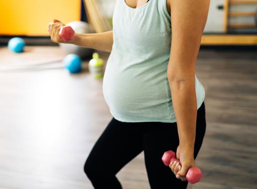 Zwangere vrouw aan het sporten