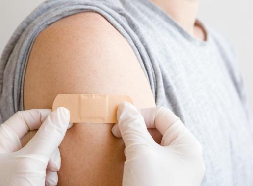 Pleister op arm na vaccinatie