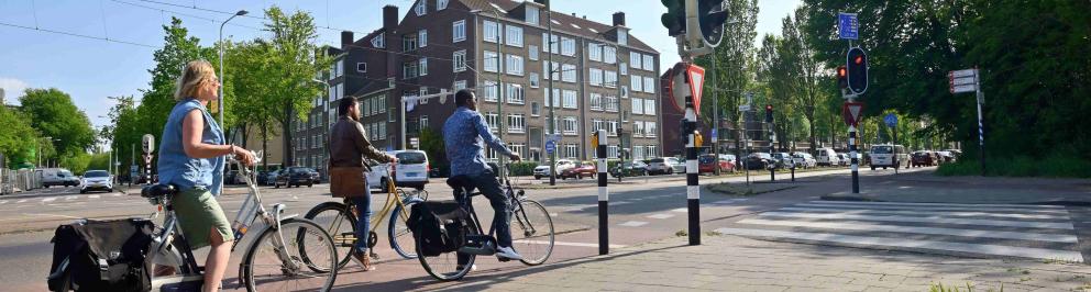 Fietsers voor een stoplicht in de stad 