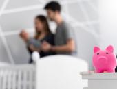 Passende bekostiging geboortezorg, ouders in kinderkamer met spaarpot