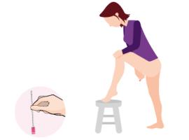Een illustratie van een vrouw die de zelfafnameset gebruikt om mee te doen aan het bevolkingsonderzoek baarmoederhalskanker