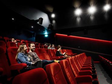 bioscoopzaal met weinig bezoekers en afstand tussen bezoekers
