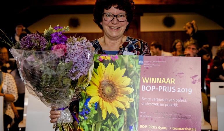 Winnaar BOP-prijs Annette Straver met bloemen en cheque