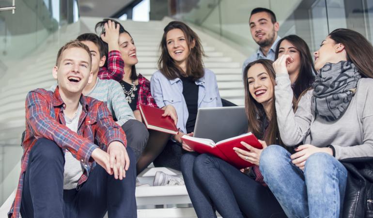 jongeren op trap bij nieuwsbericht Studentenmonitor