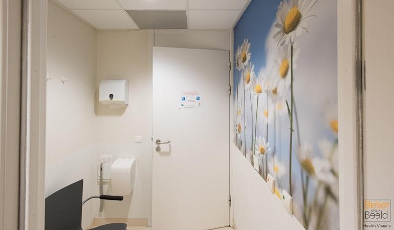 Afbeelding van bloemen in de kleedkamer van het ziekenhuis