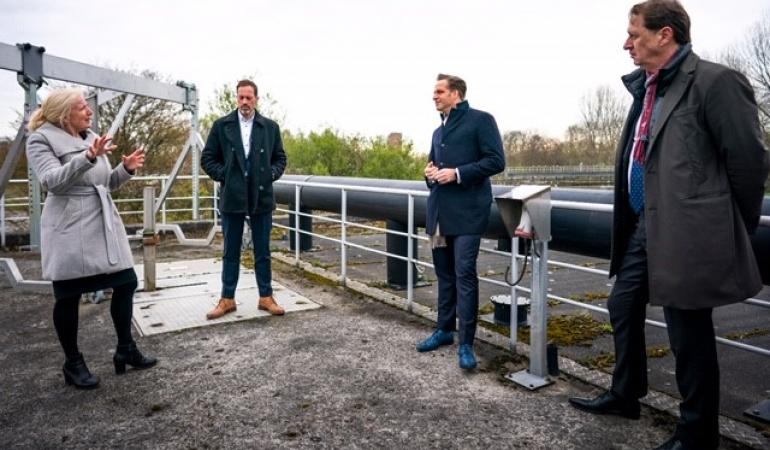 Werkbezoek Hugo de Jonge aan een rioolwaterzuiveringsinstallatie in Leiden