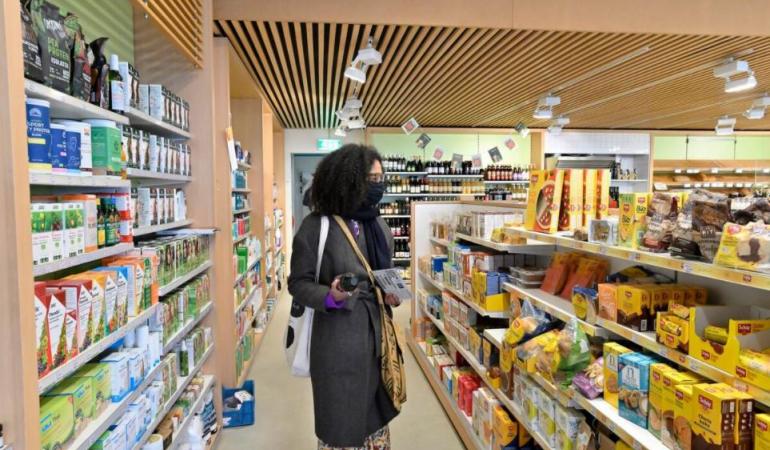 vrouw in supermarkt