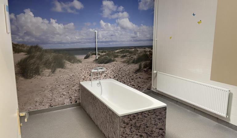 De badkamer van GGz Eindhoven is voorzien van een foto van de duinen.