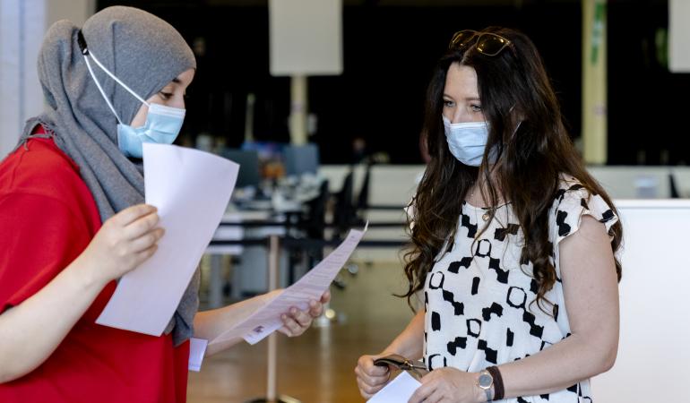 Vrouw krijgt uitleg  COVID-19 vaccinatie