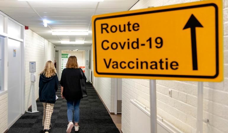 Moeder en dochter op weg naar covid-19 vaccinatie bij de GGD 