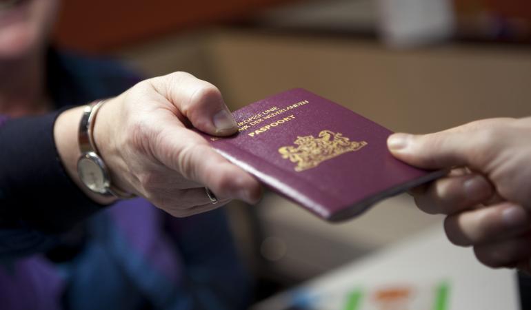 Overhandigen Nederlands paspoort aan statushouder