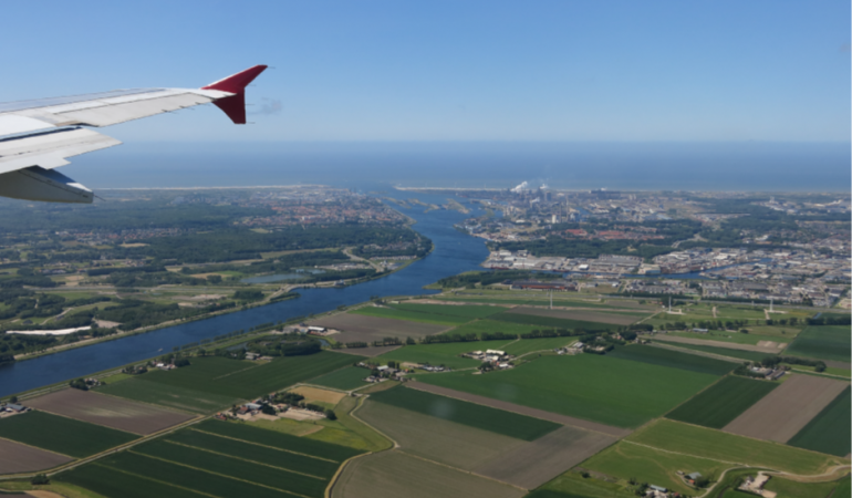 landschap van Nederland gezien vanuit vliegtuig