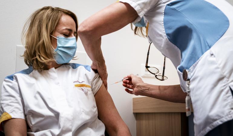 Zorgmedewerkster krijgt boostervaccinatie