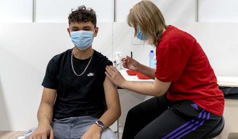 22-jarige krijgt COVID-19 vaccinatie