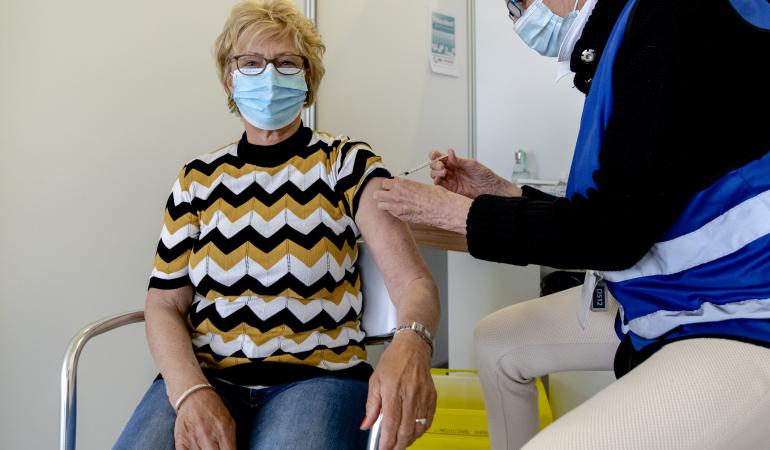 Vrouw van middelbare leeftijd krijgt de boostervaccinatie