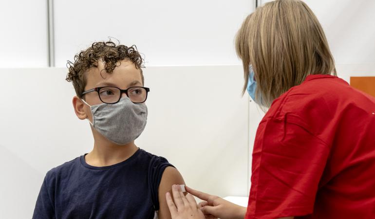 jongen krijgt vaccinatie