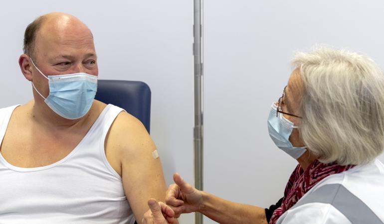 Man krijgt corona boostervaccinatie