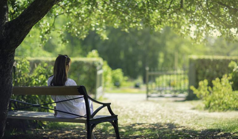 Vrouw op een bankje in een park