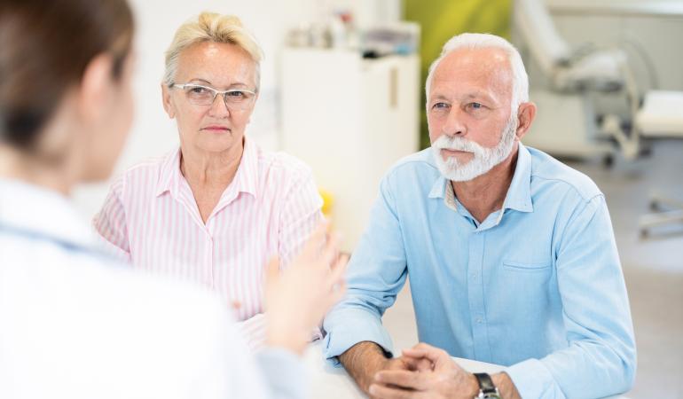 Foto: vrouw, man en dokter hebben gesprek over Mesh-implantaten