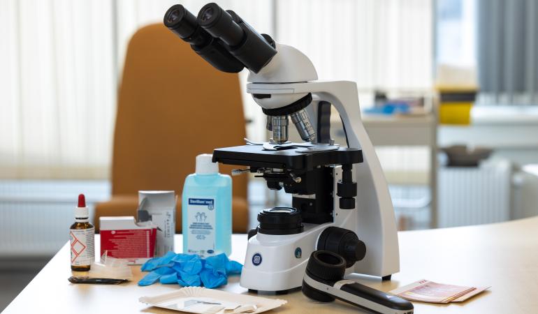 Schurft onderzoek op poli microscoop en materiaal 