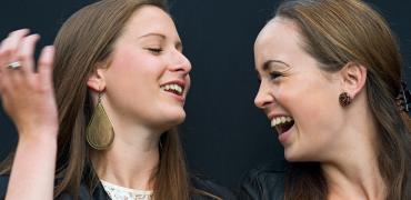 foto van twee vrouwen met oorbellen