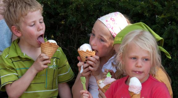 ijsjes etende kinderen
