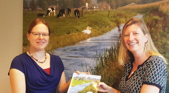 Foto van de oude en nieuwe projectcoördinator van het Landelijk Meetnet effecten Mestbeleid