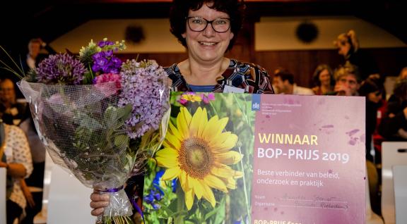 Winnaar BOP-prijs Annette Straver met bloemen en cheque