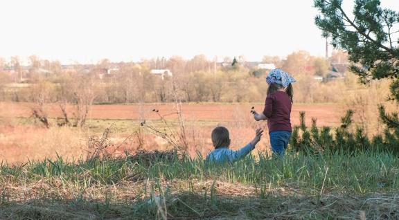 Kinderen bij een droge wei
