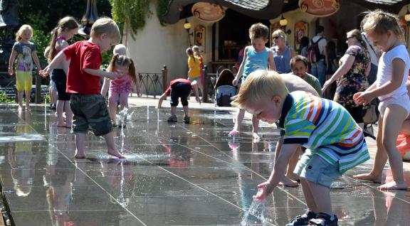 Kinderen spelen met water