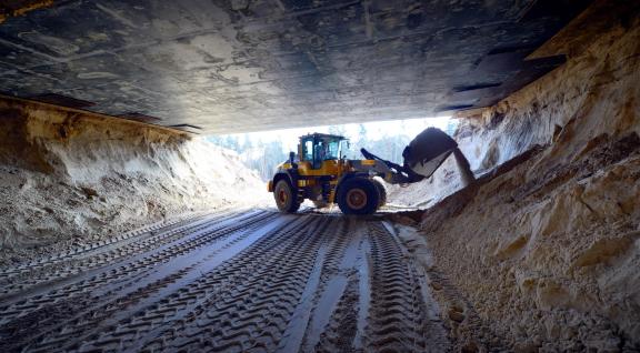 Shovel in tunnel