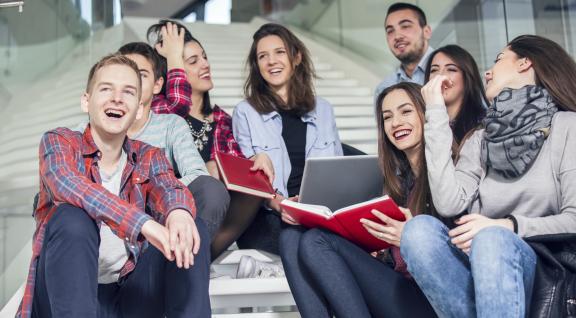 jongeren op trap bij nieuwsbericht Studentenmonitor