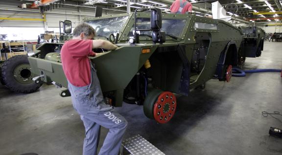 Onderhoudsmonteur aan het werk bij een legervoertuig
