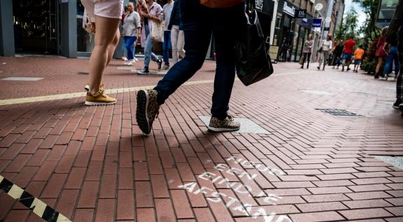 afstand houden in winkelstraat
