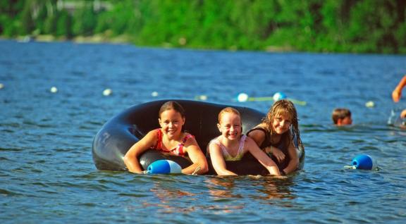 kinderen in zwemband