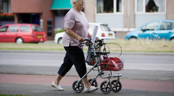 Oudere dame met rollator