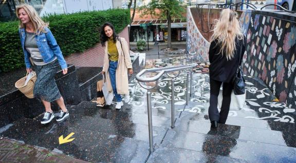 Vrouwen op een trap